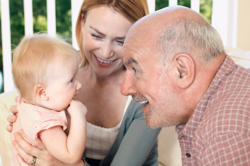 Allaiter après six mois : Gérer les remarques (pas toujours positives) de la famille