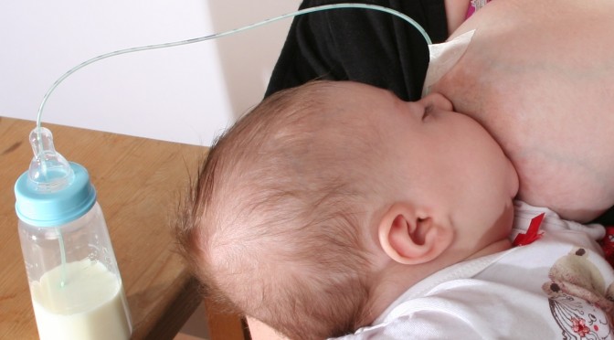 Un dispositif d’aide à l’allaitement (DAL) pas cher : la preuve par le bébé!